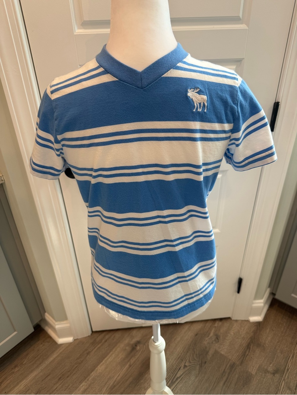 Abercrombie Kids Striped V-Neck Tee Blue White Moose Logo Casual Boys Shirt XL